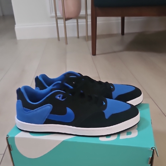 Nike Black and Blue Sneakers Size 11 Mens Shoes - Picture 3 of 6